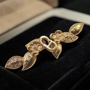 DIOR Leaf Motif CD Logo Brooch ✨😭